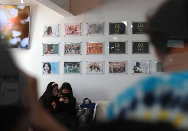 SL 스튜디오 로비에는 기획사에 들어간 이들의 명판과 함께 여러 스타들의 사인이 걸려있다.