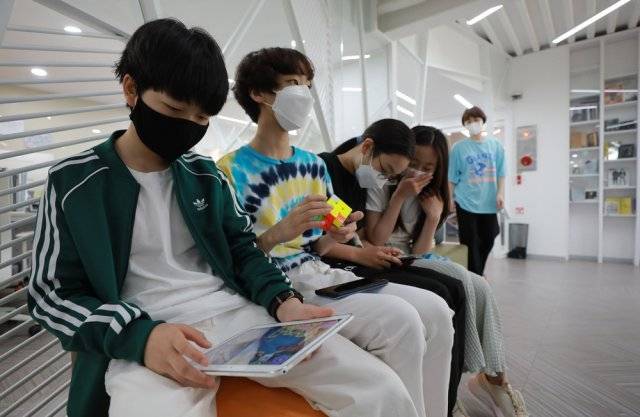 수업시간 진지한 아이들이 잠시 초등학생의 모습으로 돌아가는 쉬는시간.