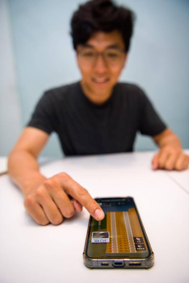 안성우 직방 대표가 새로 선보인 직방 2.0의 아파트 거래 정보를 보여주고 있다. 3차원 컴퓨터그래픽으로 아파트 단지가 표시되며 매물로 나온 동, 호수가 확실하게 표시된다. 그동안 공인중개사들은 이런 정보를 공개하지 않았다. 한진탁 인턴기자