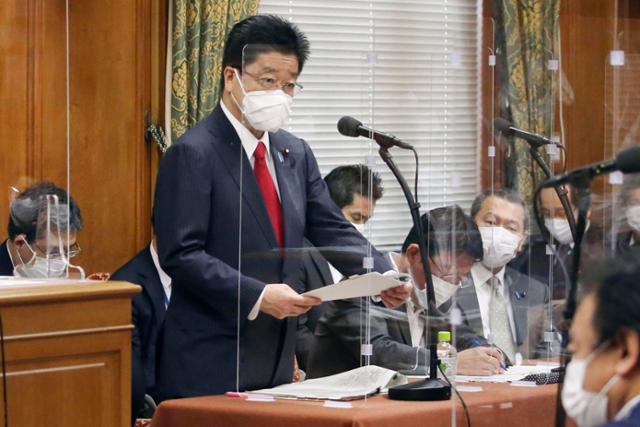 가토 가쓰노부 일본 관방장관이 지난달 11일 중의원 의회에서 발언하고 있다. 도쿄=AP 연합뉴스