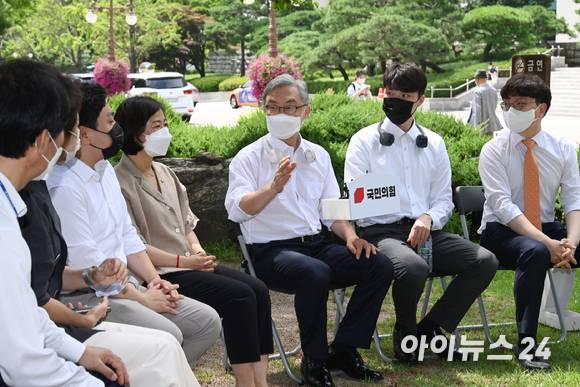 국민의힘 대선주자인 최재형 전 감사원장(오른쪽 세 번째)이 20일 오전 서울 여의도 국회의원회관 앞에서 국민의힘 대변인단과 간담회를 열고 있다.