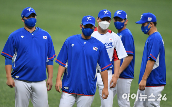 올림픽 야구대표팀 김진욱이 20일 오후 서울 고척스카이돔에서 진행된 '2020 도쿄올림픽' 야구 국가대표팀 공개 훈련에서 훈련을 하고 있다.