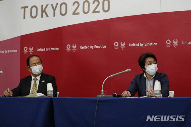 [도쿄=AP/뉴시스]하시모토 세이코(오른쪽) 도쿄올림픽·패럴림픽 조직위원회 위원장과 무토 토시로 도쿄올림픽 조직위원회 사무총장이 2020 도쿄올림픽을 한 달 앞둔 지난달 23일 도쿄에서 지방자치 단체와의 회의 후 기자회견을 하고 있다. 2021.07.20.
