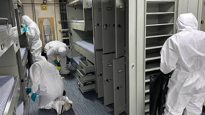 문무대왕함 귀환 작전에 투입된 해군 요원들이 문무대왕함의 선실을 방역하는 모습