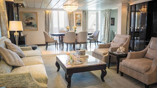 2024년 미국발 세계 일주 크루즈 여행 편이 예약 시작 3시간도 안 돼 매진됐다. 1인당 19만9천999달러에 판매된 '세븐 시즈 마리너' 크루즈선 최고급 객실의 모습 [리젠트 세븐 시즈 크루즈 홈페이지 캡처. 재판매 및 DB금지]