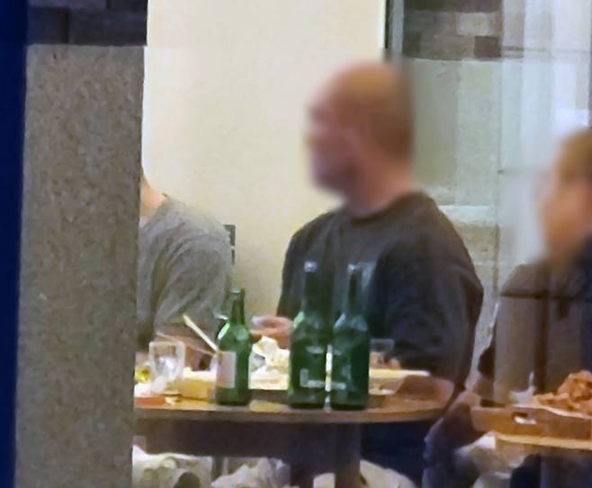 단체로 술과 음식 먹는 승려들 [독자 제공. 재판매 및 DB 금지]