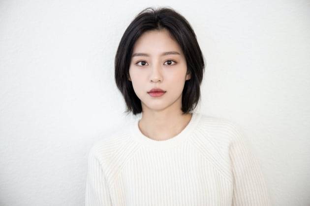 '멀리서 보면 푸른 봄' 강민아/ 사진=H&엔터테인먼트 제공
