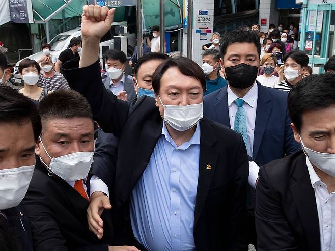 윤석열 전 검찰총장이 20일 대구 서문시장을 방문해 지지자를 향해 손을 들어 인사하고 있다. /연합뉴스