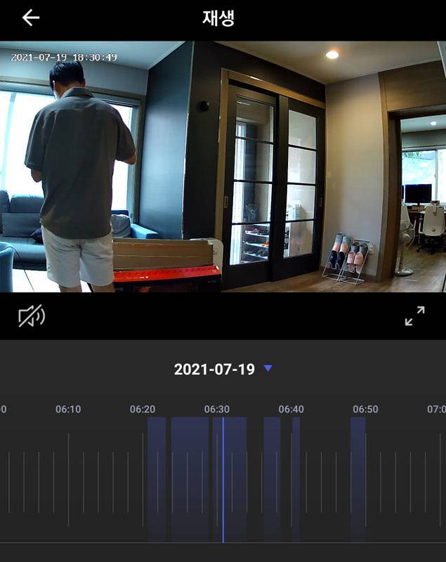 시간대별로 찍힌 영상을 탐색해서 재생할 수 있다