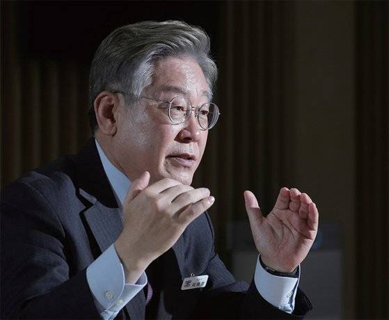 이재명 경기지사가 7월 15일 수원 경기도청에서 진행된 월간중앙 인터뷰에서 대선 출마 이유와 선거에 임하는 각오 등을 밝히고 있다.