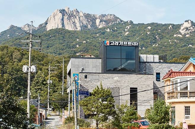 웅장한 도봉산 봉우리의 정기를 받고 서 있는 고려기프트 사옥. 2015년 9월 완공됐다.
