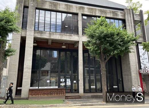 서울 강남구 신사동 가로수길 대로변에 위치한 전용면적 약 551㎡ 3층 건물이 통임대 매물로 나왔다. /사진=강수지 기자