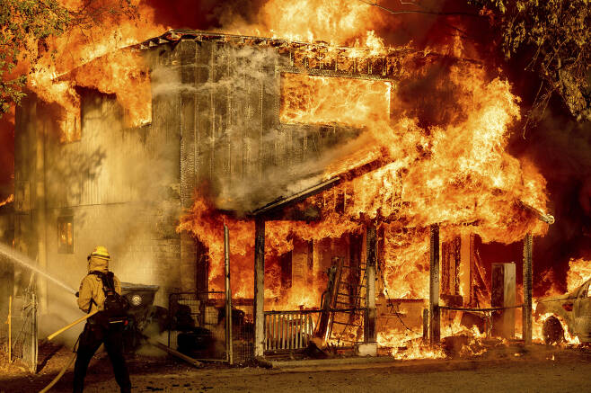 지난 10일(현지시간) 미국 서부 캘리포니아주(州)에서 발생한 벡워스 산불로 인해 가옥이 불타고 있는 모습. [AP]