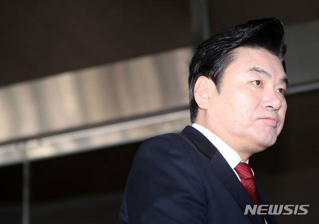 [서울=뉴시스]박주성 기자 = 지역업체 등으로부터 불법 정치자금을 수수한 혐의를 받는 원유철 전 미래한국당(현 국민의힘) 의원이 지난해 1월14일 오전 서울 양천구 서울남부지법에서 열린 1심 선고 공판을 마친 후 법원을 나서고 있다. 2020.01.14. park7691@newsis.com