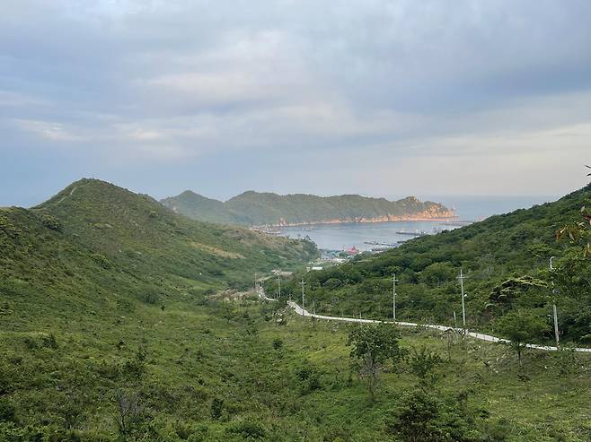 팔각정에 서면 어청도항과 마을의 모습이 한눈에 들어온다.