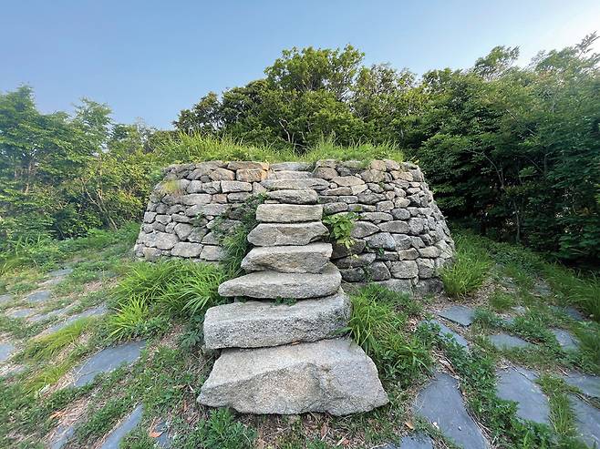 어청도의 주봉에 있는 봉수대는 서해로부터 오는 외적의 감시 및 경계를 목적으로 고려시대(1148년)에 만들어졌다.