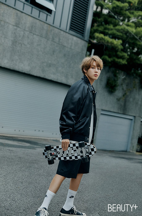 Beauty - Life magazine <Beauty Mum> released its fifth mini album <Sneakers>, which was released in June, with the title song Snickers (Sneakers), which has a cool and refreshing atmosphere, and released a visual picture of Singer Ha Sung-woon,Ha Sung-woon, who appeared with a cool smile to deflect the heat, showed a free pose in a casual look and completed a picture that conveys refreshing energy in hot sunlight.Especially, the natural expression and gesture that seemed to contain the moment of the summer day, the staff of the filming site praised I think a lot of boyfriends will be created today.As most of the songs are written and written, this mini album 5th album <Sneakers> is full of the mindset of Singer Ha Sung-woon.Ha Sung-woon said, I wanted to uniquely find the color of Ha Sung-woon as a singer until last year.However, this album was more than a color to make as a Singer Ha Sung-woon, but I wanted to show what I have been working on so far. When asked why he expressed various voice atmospheres, he said, I think it is a process of finding a voice that can be loved while wearing various voices.I want to make a song that can be loved by everyone, so I want to keep it in various tone. I felt his sincerity trying for the best song in Ha Sung-woons words.Singer Ha Sung-woons commitment to do what I like and want to do is now in progress every time he interviews. I always believe in my judgment.I do not regret it because I am a type that acts as I think and is satisfied with it.I think it is right to do whatever I want to do. He said, I like to live my own way because I do all the people I want to swear at. I do not like people who do not like what I do, and I do not care much about bad stories because I like people who like them. In addition, People who hate my Choices can like it someday.I do not feel much shaken by the surrounding gaze. He showed a strong will not regret the Choices he had made.Singer Ha Sung-woon, who is active in solo activities, released his mini album 5th album Sneakers in June, showing a refreshing tone and bright atmosphere reminiscent of the blue sky, comforting the tired hearts of many who want to leave freely in a frustrating daily life.In particular, after finishing the <Sneakers> activities, we will meet fans while preparing for the national tour concert FOREST &.The handsome and full visual picture with Singer Ha Sung-woon who is trying to be the best can be found in the August issue of <Beauty>, the official SNS and website of <Beauty>.