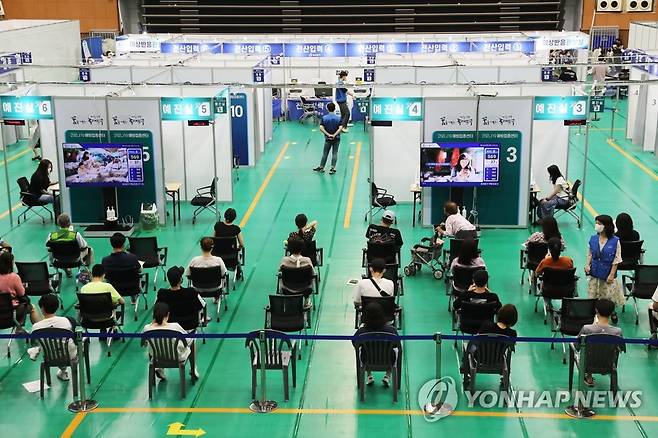 끝나지 않은 코로나19와의 전쟁 (서울=연합뉴스) 이정훈 기자 = 20일 오전 서울 동대문구 예방접종센터에서 시민들이 코로나19 백신을 접종받고 있다. 2021.7.20 uwg806@yna.co.kr