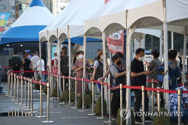 아침부터 줄 선 선별검사소 (서울=연합뉴스) 박동주 기자 = 21일 오전 서울역 광장에 마련된 중구임시선별검사소에서 시민들이 신종 코로나바이러스 감염증(코로나19) 선별검사를 받기 위해 줄을 서 있다. pdj6635@yna.co.kr