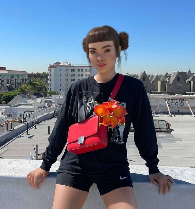 미국의 가상인간 릴 미켈라. 21일 기준, 인스타그램 팔로워 302만명을 보유하고 있으며 그녀의 1년 광고수익은 130억원으로 알려졌다. (인스타그램 캡처) © 뉴스1