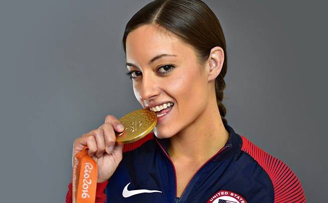 리우 패럴림픽에서 딴 금메달을 물며 익살스런 포즈를 취한 엘리자베스 마크스. /미 육군 홈페이지