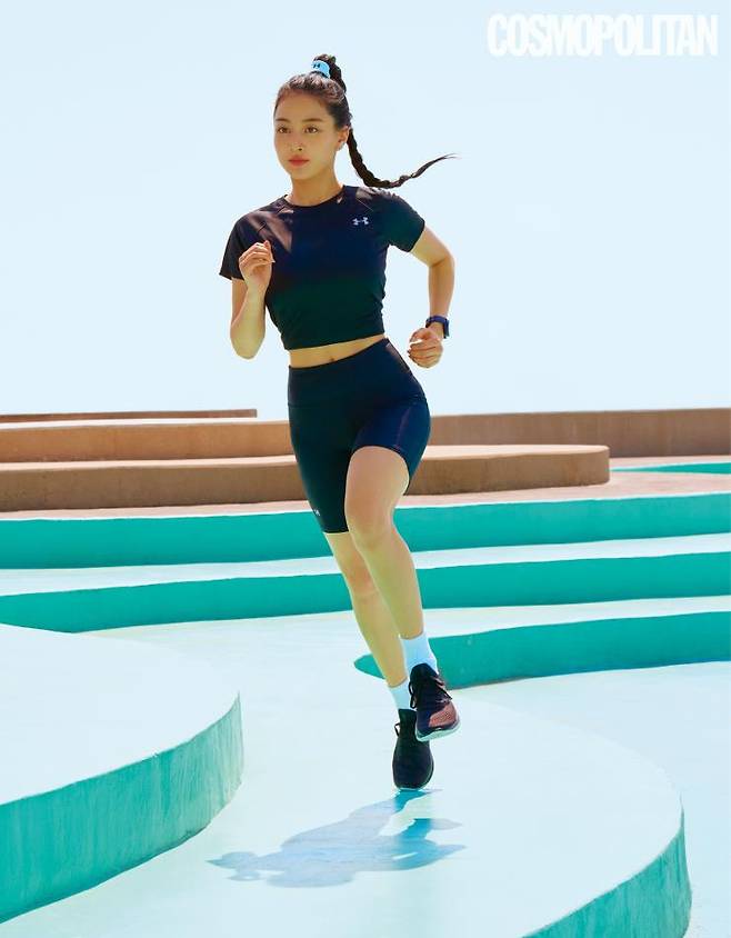 UA 스피드 스트라이드 반팔 티셔츠, UA 런 애니웨어 바이커 쇼츠, UA 플로우 스포츠 에디션 003 컬러, 양말 모두 가격미정 언더아머. 스마트 워치 가격미정 갤럭시 워치 액티브 2 언더아머 에디션.