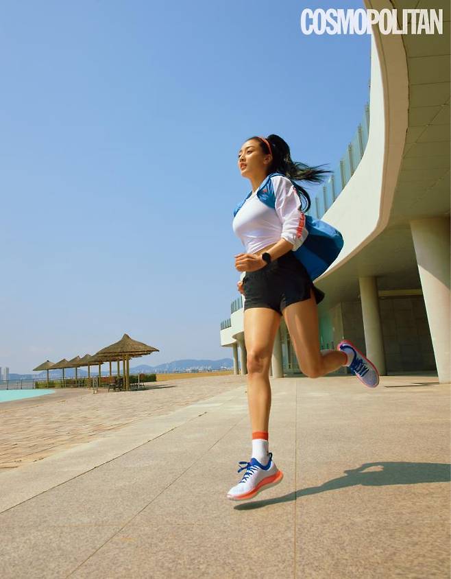 우븐 CB WM 후디 재킷, HeatGearⓡ 아머 반팔 티셔츠, UA 론치 SW “고 올데이” 쇼츠, UA 플로우 스포츠 에디션 105 컬러, 양말 모두 가격미정 언더아머. 스마트 워치 가격미정 갤럭시 워치 액티브 2 언더아머 에디션.