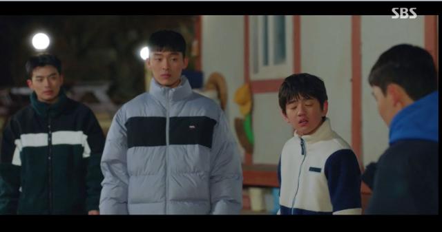 드라마 '라켓소년단'의 용태(오른쪽 두 번째·김강훈)의 볼과 귀가 빨갛게 얼었다. SBS 방송 캡처