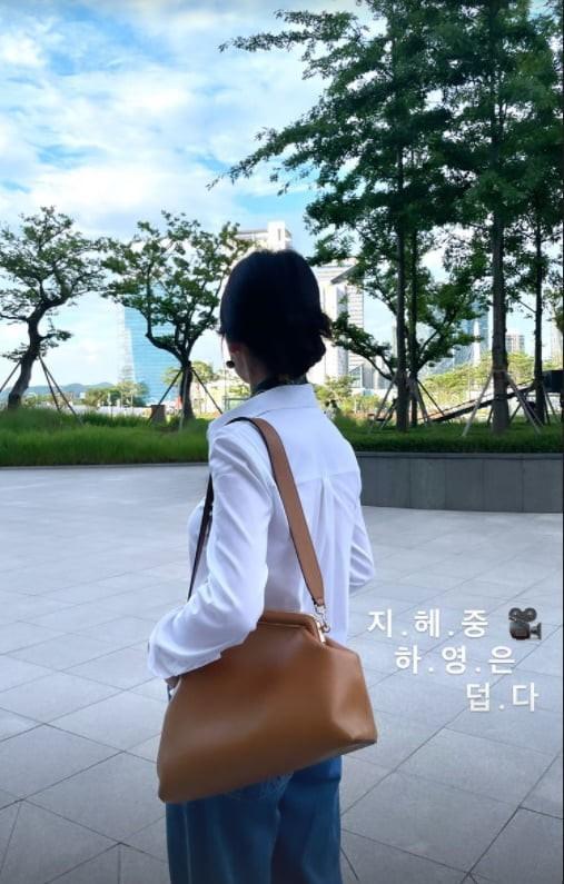 배우 송혜교가 한여름에 긴 소매 셔츠를 입고 11월 방송 예정인 드라마 '지금 헤어지는 중입니다' 촬영을 하고 있다. 송혜교 SNS 캡처