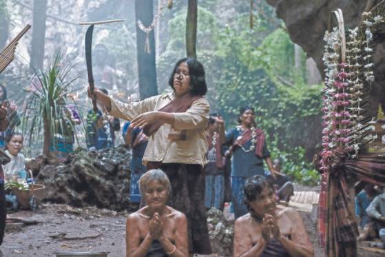 영화 '랑종'은 태국 산골마을, 신내림이 대물림되는 무당 가문의 피에 관한 세 달간의 기록을 그린 영화다. [사진 쇼박스]