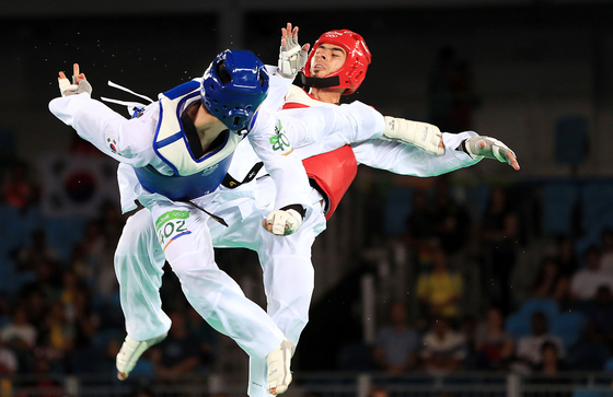 Lee Dae-hoon attacks with a turning kick, also known as Dollyeo Chagi, against Jaouad Achab of Belgium at the 2016 Rio Olympics men's featherweight bronze medal match on Aug. 18, 2018. Lee eventually won the bronze medal. [JOINT PRESS CORPS]