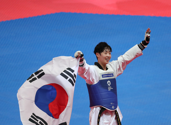 Lee Da-bin celebrates after winning the women's featherweight gold medal at the 2018 Jakarta Asian games on Aug. 21, 2018 at the Jakarta Convention Center in Jakarta, Indonesia. [YONHAP]