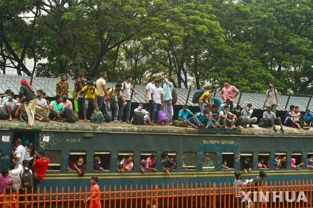[다카=신화/뉴시스] 19일(현지시간) 방글라데시 다카에 있는 한 기차역에서 승객들이 만원 열차에 올라타고 있다. 이슬람 축제인 이드 알-아드하를 맞아 수십만 명의 다카 거주민이 고향에서 친지들과 축제를 함께 하기 위해 도시를 빠져나가고 있다. 2021.07.20.