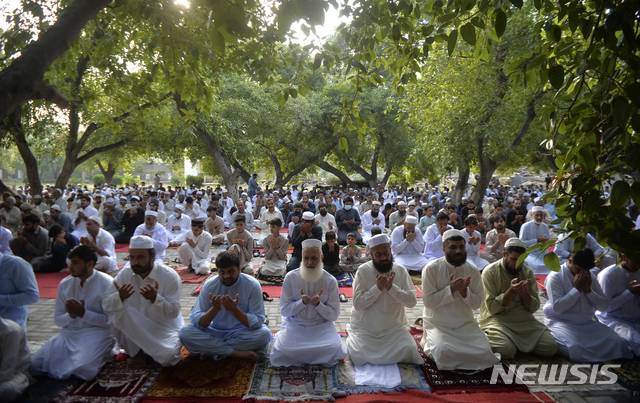 [페샤와르=AP/뉴시스] 21일(현지시간) 파키스탄 페샤와르에서 사람들이 '이드 알 아드하' 기도회에 참석하고 있다. '희생제'로도 알려진, 이슬람 최대 명절인  '이드 알 아드하' 기간 동안 이슬람교도들은 양이나 소를 도축해 가난한 사람들과 나눠 먹는다. 2021.07.21.