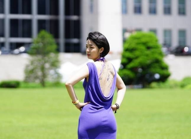 류호정 정의당 의원이 지난달 16일 서울 여의도 국회 앞에서 최근 발의한 ‘타투업법’ 제정 촉구 기자회견을 하고 있다. 류호정 의원 페이스북 캡처