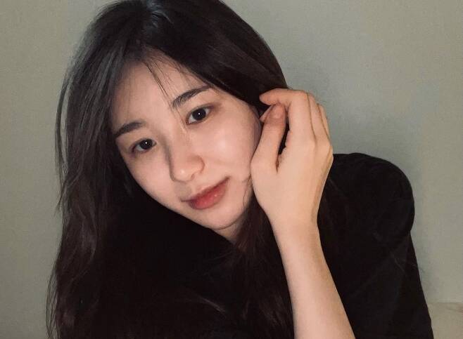 Lee Chae-yeon, from IZ*ONE, told me about the more beautiful situation.On the 22nd, Lee Chae-yeon posted two photos on his Instagram with an article entitled Korean Chae Yeon and French Bear.Lee Chae-yeon in the picture is comfortable in a black T-shirt.He showed his innocence without colorful stage makeup, and he attracted attention with his more beautiful look.Lee Chae-yeon has also revealed a bear doll similar to himself, and has also emanated a lovely charm.Fans cheered with comments such as Chae Yeon is a landslide, Pretty, Both are cute, and Baby.Meanwhile, Lee Chae-yeon will appear on Mnets first female dance crew survival program Street Woman Fighter scheduled to be broadcast on August 24th.