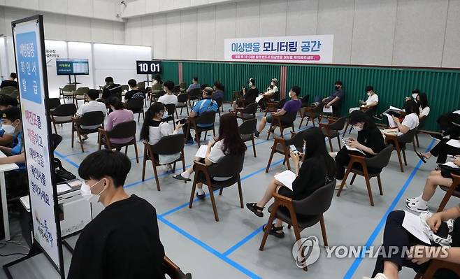 백신접종 이상반응 관찰하는 고3·교직원 (서울=연합뉴스) 임헌정 기자 = 고등학교 3학년 학생들과 교직원 등을 대상으로 한 백신 1차 접종이 시작된 지난 19일 오전 서울 동작구 동작구민체육센터에 마련된 예방접종센터에서 고3 학생들이 화이자 백신 접종을 마친 후 이상반응 관찰을 위해 대기하고 있는 모습. [연합뉴스 자료사진]