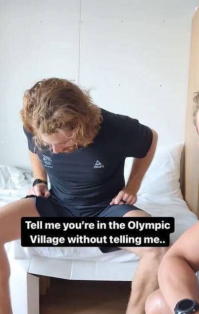 21일(현지시간) 뉴질랜드 대표팀 인스타그램에 올라온 영상으로, 뉴질랜드 조정 선수들이 찌그러진 침대 골판지 프레임을 보고 있다. 뉴질랜드 대표팀 인스타그램 캡처