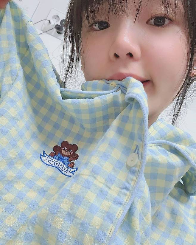 Group OH MY GIRL member Seung Hee released a cute selfie and focused on the fans.On the afternoon of the 23rd, Seung Hee posted a picture of a personal Instagram, adding a thumb-shaped emoticon with an article called Cypcock.In the open photo, Seung Hee took a selfie with a cute expression in his pajamas, especially his gentle and comfortable appearance, which gave a smile to the viewers.The netizens who watched this were full of reactions to praise the cute visuals of Seung Hee such as It is so cute that it is like a baby squirrel, Seung Hee cute cock and Seung Hee is cute.Meanwhile, OH MY GIRL (Choi Hyo-jung, Mimi, Infant, Seung Hee, Jiho, Vinnie, and Arin), which includes Seung Hee, released a new song, Dun Dun Dance in May.Since then, he has won three music broadcasts and proved to be a popular girl group.iMBC  Photo Source Seung Hee Instagram