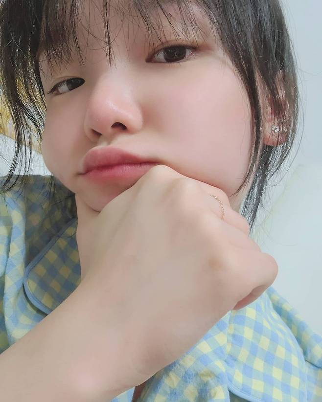 Group OH MY GIRL member Seung Hee released a cute selfie and focused on the fans.On the afternoon of the 23rd, Seung Hee posted a picture of a personal Instagram, adding a thumb-shaped emoticon with an article called Cypcock.In the open photo, Seung Hee took a selfie with a cute expression in his pajamas, especially his gentle and comfortable appearance, which gave a smile to the viewers.The netizens who watched this were full of reactions to praise the cute visuals of Seung Hee such as It is so cute that it is like a baby squirrel, Seung Hee cute cock and Seung Hee is cute.Meanwhile, OH MY GIRL (Choi Hyo-jung, Mimi, Infant, Seung Hee, Jiho, Vinnie, and Arin), which includes Seung Hee, released a new song, Dun Dun Dance in May.Since then, he has won three music broadcasts and proved to be a popular girl group.iMBC  Photo Source Seung Hee Instagram