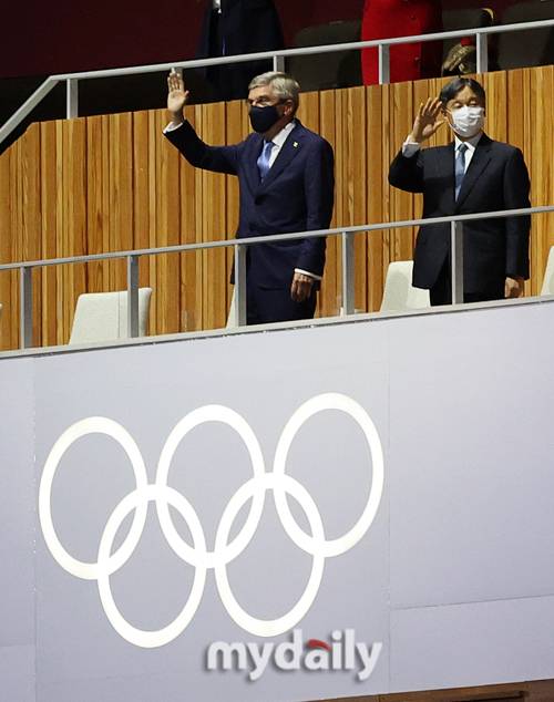 ▲ '손흔드는 토마스 바흐 IOC 위원장과 나루히토 일왕'