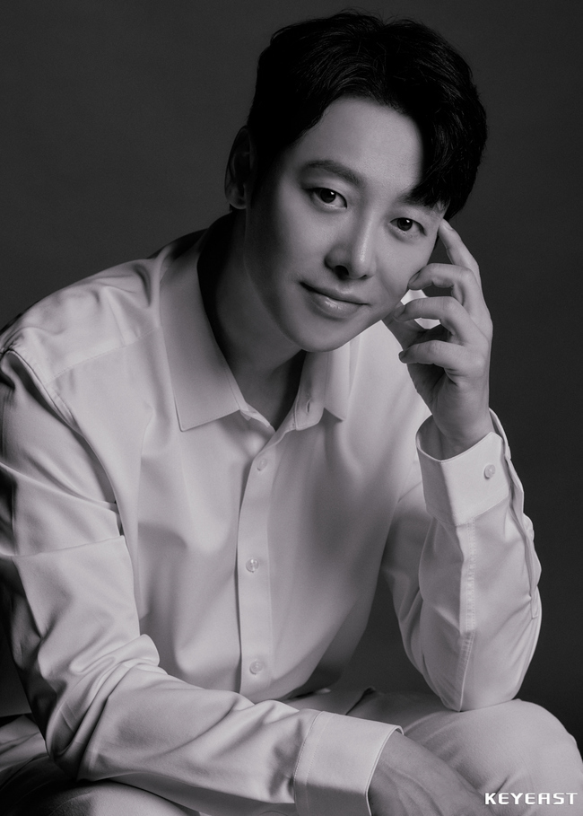 A new Profile photo of actor Kim Dong-wook has been released.Keyeast Entertainment, a subsidiary company, unveiled several new Profile cuts of Kim Dong-wook through official SNS on July 23.Kim Dong-wook in the public photo focused attention with the natural styling and the atmosphere of refreshing and soft charisma.Kim Dong-wooks conflicting charm stands out from the romantic smile that causes the excitement to the mood of black and white with the aura of Believe Bobae.Especially, the black and white cut, which shows more clearly the features, makes his eyes feel full of deep eyes and force, which is more relaxed.
