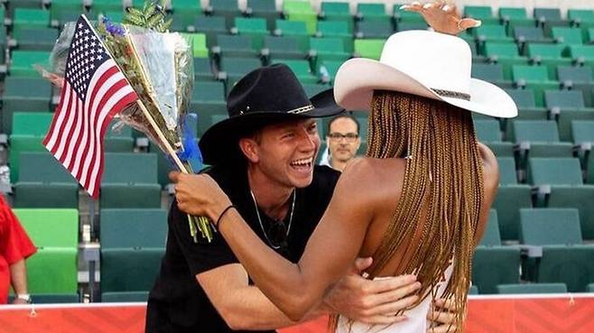 올림픽 출전을 확정한 타라 데이비스를 축하해주는 헌터 우드홀