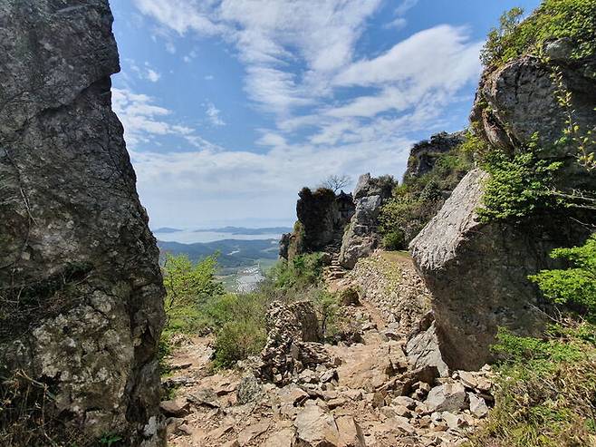 가파른 벼랑 위에 조그만 암자 하나가 둥지를 틀고 있다. 그 위치가 절묘하고 한편으론 가혹하다.