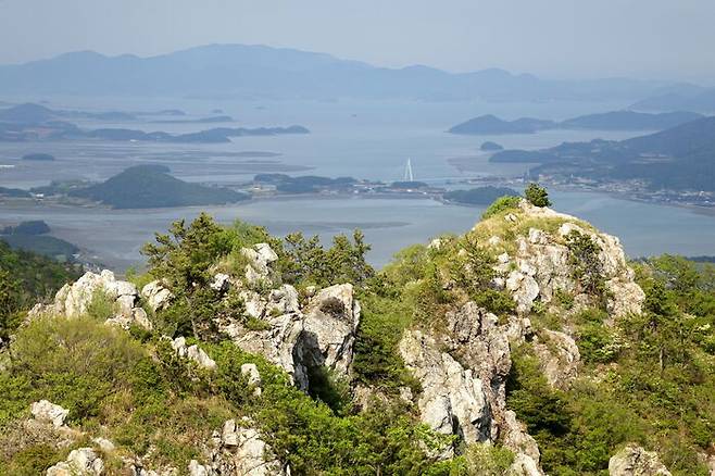전망이 좋은, 그래서 남해의 다도해가 푸르게 내려다보이는 곳에 앉으니 세상 부러울 것이 없다.