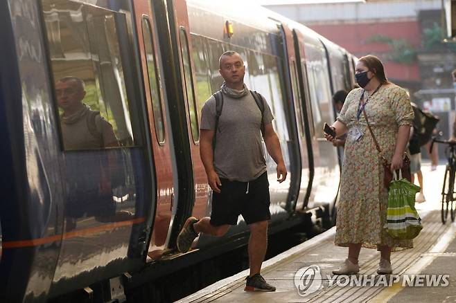 마스크 안 쓰고 기차에서 내리는 승객 [AFP=연합뉴스 자료사진]