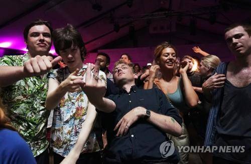 지난 19일(현지시간) 영국 런던에서 코로나19 규제가 풀린 한 나이트클럽 입장객들. [로이터=연합뉴스 자료사진]