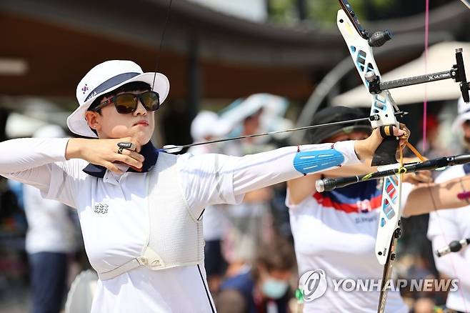 [올림픽] 안산, 금메달 향한 활시위 (도쿄=연합뉴스) 윤동진 기자 = 양궁 국가대표 안산이 23일 일본 유메노시마 공원 양궁장에서 열린 도쿄올림픽 여자 개인전 랭킹라운드에서 활시위를 당기고 있다. 2021.7.23 mon@yna.co.kr