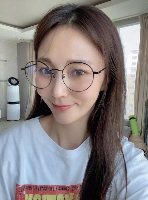 Ahn Hye-Kyung flaunts cute glasses beautiful looksAhn Hye-Kyung posted a photo on Instagram on Monday with an article entitled Nadu glassglasses will be smarter # weekend # home # Lucky #rest # Rest # Why #heat #Cock.The photo shows Ahn Hye-Kyung smiling in a glass in the living room of his home alone.Ahn Hye-Kyung further accentuated his beautiful look during his time with round glasses.Ahn Hye-Kyung, who is known as 167cm tall and weighs 54kg, is known to have lost weight recently due to steady exercise and diet.Meanwhile, Ahn Hye-Kyung is currently appearing on the SBS entertainment program The Beating Girls.