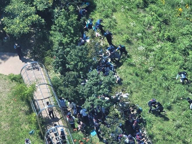 민노총 조합원들이 23일 오후 원주 국민건강보험공단 인근에서 경찰에 막히자 공단 인근 공원 언덕을 올라가고 있다. 조합원들은 언덕을 통해 공단으로 들어가 집회를 강행했다. / 뉴시스